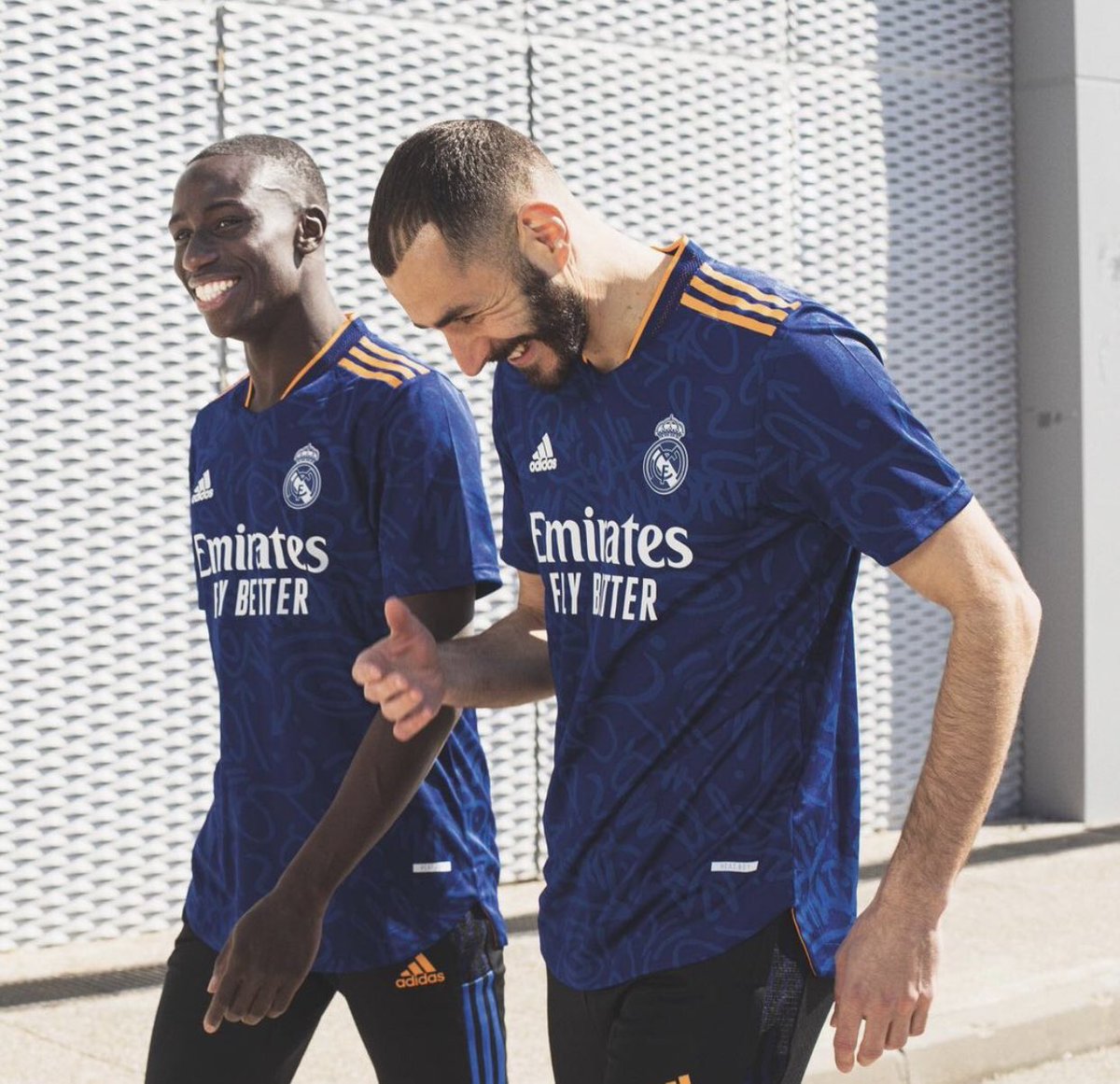 SORTEO INTERNACIONAL 🌏

SORTEO DE LA 2 EQUIPACIÓN DE LA NUEVA TEMPORADA 🤍

Requisitos: 

1- Dar RT a este tuit. 
2- Seguir a <a href="/MadridismoreaI/">Real Madrid Fans 🤍</a> 
2- Seguir a <a href="/fraanjarillo/">FranchuRM</a> 
3- Seguir a <a href="/Mundo_Jerseys/">Mundo de Camisetas</a> 

🏆 2 ganadores 🤩

🗓 el ganador se dará el 24 de Julio. 

¡SUERTE A TODOS! 🍀