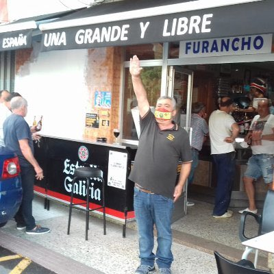 Mortimer_Fu's tweet photo. Hola @estrellagalicia 
¿Os parece bien que se identifique vuestra imagen con el fascismo? Lo digo porque es lo que está pasando.
Espero que hagáis algo. https://t.co/85Aiqq8vr1