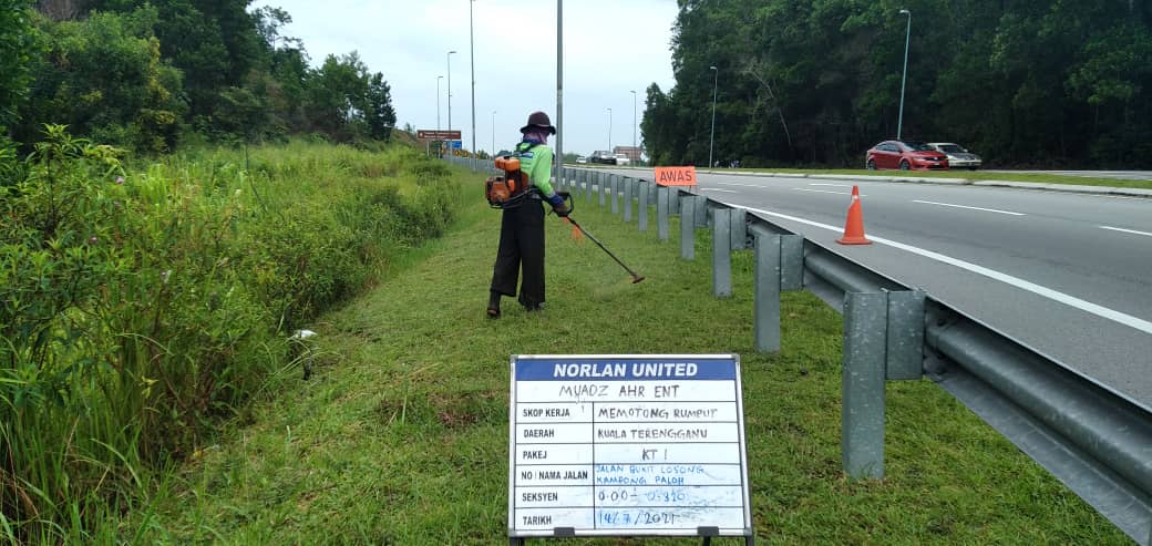 AHTNU_Area2's tweet image. Info 14.7.2021
T04 Jln Bukit Losong-Jeram, Kuala Terengganu

R03
Team #KualaTerengganu
Kerja-kerja memotong rumput (pusingan Julai)

Rumput Rapi dan Kemas

#ThisIsKualaTerengganu
#TSRM
@JKRTerengganu
@jkrktganu