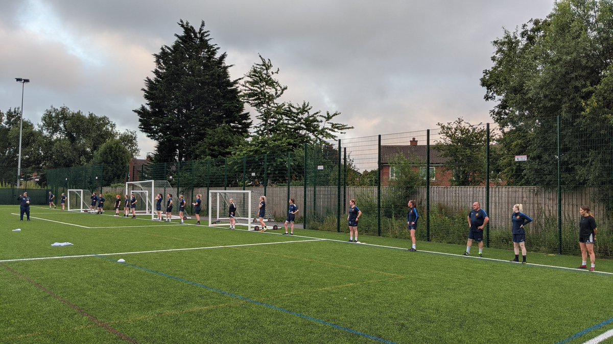MossleyHilllfc's tweet photo. #preseason began this week with a zoom session on Monday and we hit the field last night.
It is great to be back into the swing of it.
We continue tomorrow night and on Sunday we go to the beach ποΈπ©΄
#UTMHL
#involve
#involveinterpreter https://t.co/Dfjns1AIeu