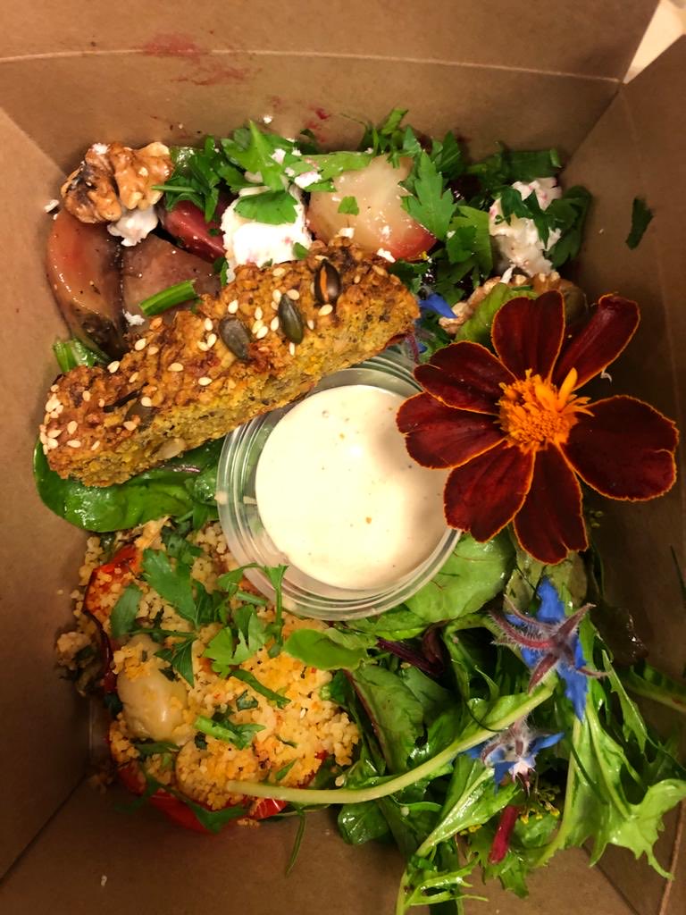Today’s salad ⁦<a href="/EmersKitchen/">Emer's Kitchen</a>⁩ , all the salad 🥗 and flowers 💐 where harvested at 6 this morning, can’t be much fresher than this 🍀🍀