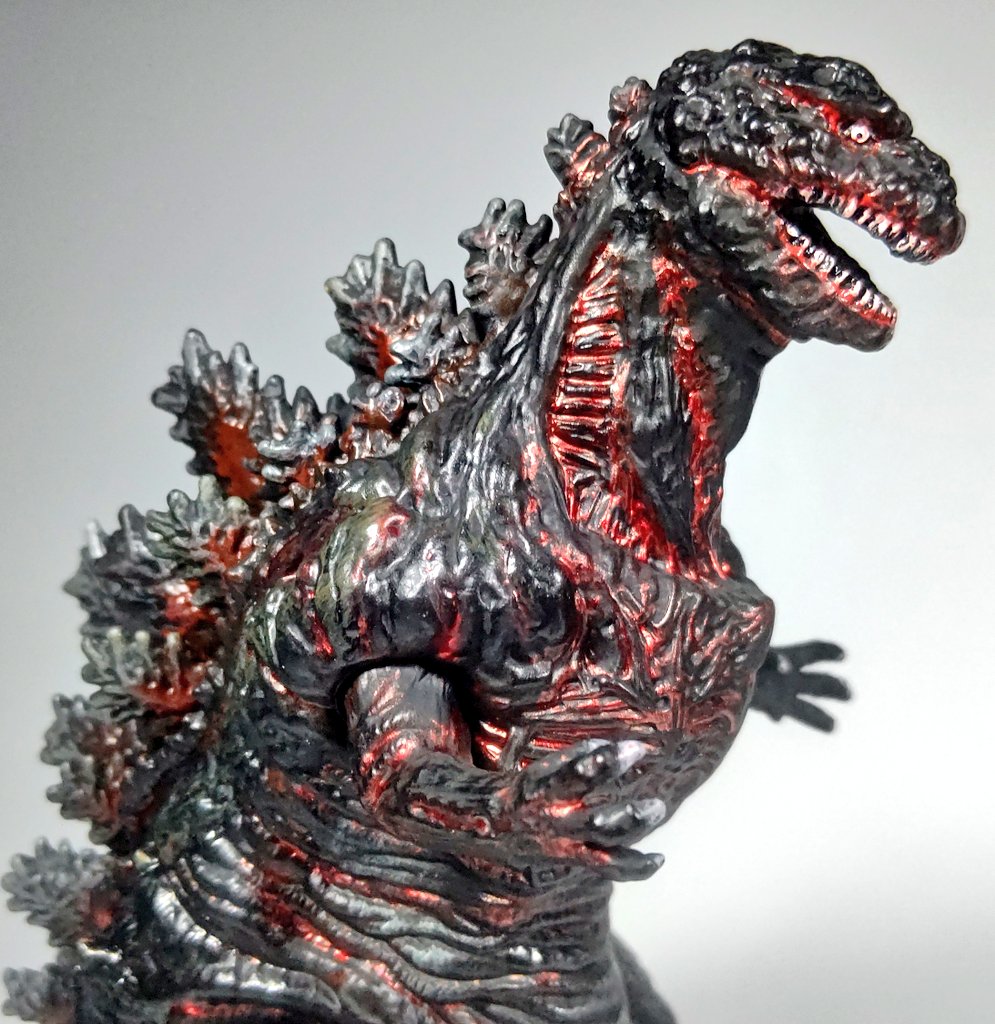 Sousi シンゴジラのソフビを塗装しました 洗浄後サフを吹きあとは全て筆塗りで瞳 メタリックレッドの色を入れて仕上げています 出来るだけ狂気的な顔にしたくて目とか口が裂けたようなところを特にこだわりました シンゴジラ ゴジラ Sousiのリペイント