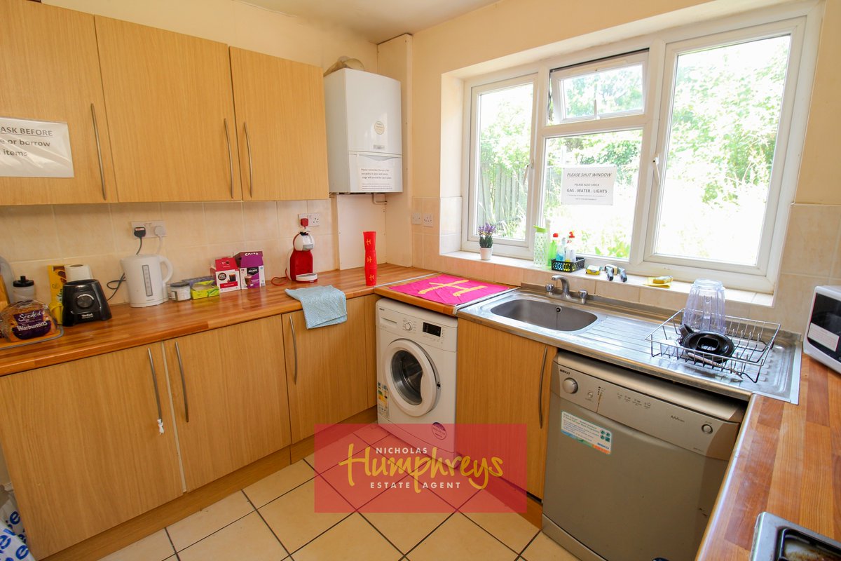 NHPortswood's tweet photo. 🏡Property of the Day🏡
#Portswood Road, SO17
+ 6 Bedroom #House
+ £470PCM🤑
+ Located on the Main Road - close to many #shops
+ #Spacious #Double Rooms🛌
+ Great for #big #groups
+ Fully Furnished, Possible Street #Parking!💰
+ Perfect for #Southampton University Students https://t.co/PXJcGMVOnc