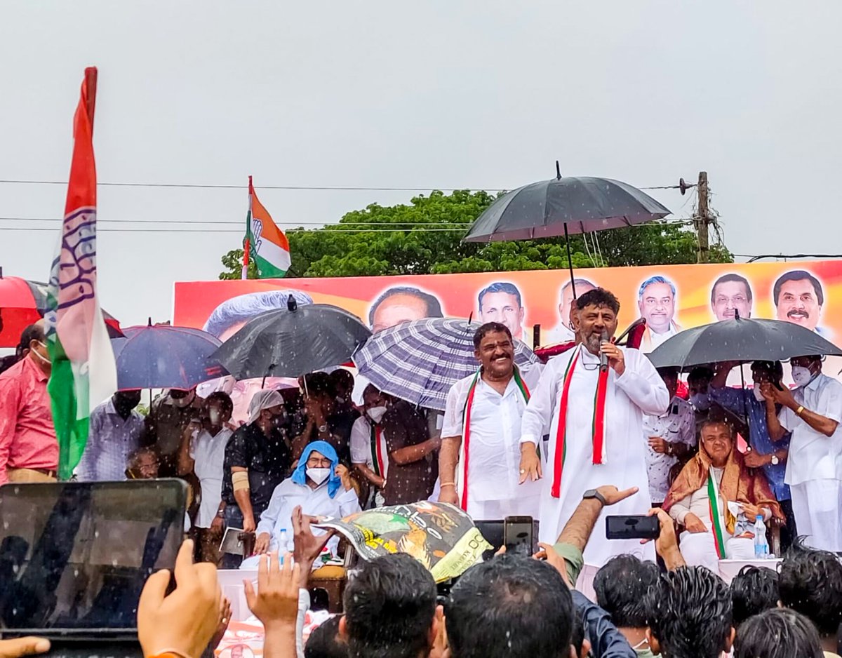 DKShivakumar's tweet photo. Sun or rain cannot inhibit the spirit of Karnataka Congress as our efforts continue unabated to help as many people as we can under our #CongressCares umbrella. https://t.co/cxX3zrW7uY