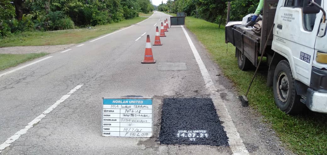 AHTNU_Area2's tweet image. Info 14.7.2021
T139 Jln Matang-Nibong-K Telemong, Sec 4.0

Team #HuluTerengganu
R01 - Patching pothole/pavement
Kerja membaiki permukaan jalan rosak

Tiada lagi jalan rosak bahaya

#ThisIsHuluTerengganu
#TSRM
@JKRTerengganu
@JKRHuluTrg
@Alifzjkr
