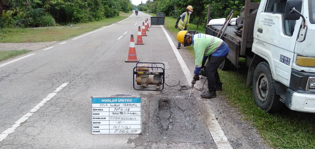 AHTNU_Area2's tweet image. Info 14.7.2021
T139 Jln Matang-Nibong-K Telemong, Sec 4.0

Team #HuluTerengganu
R01 - Patching pothole/pavement
Kerja membaiki permukaan jalan rosak

Tiada lagi jalan rosak bahaya

#ThisIsHuluTerengganu
#TSRM
@JKRTerengganu
@JKRHuluTrg
@Alifzjkr