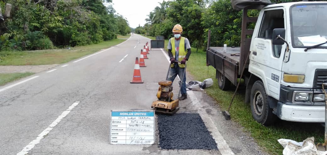 AHTNU_Area2's tweet image. Info 14.7.2021
T139 Jln Matang-Nibong-K Telemong, Sec 4.0

Team #HuluTerengganu
R01 - Patching pothole/pavement
Kerja membaiki permukaan jalan rosak

Tiada lagi jalan rosak bahaya

#ThisIsHuluTerengganu
#TSRM
@JKRTerengganu
@JKRHuluTrg
@Alifzjkr