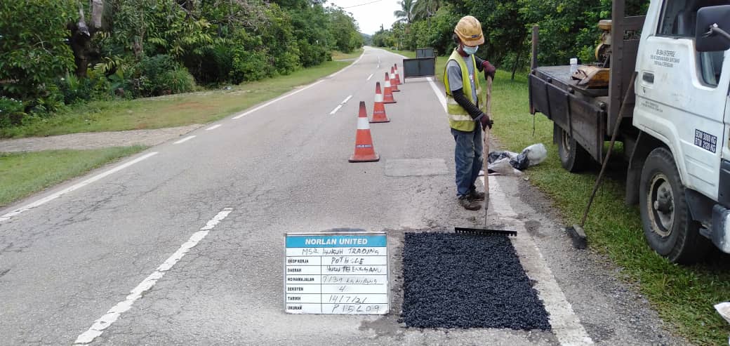 AHTNU_Area2's tweet image. Info 14.7.2021
T139 Jln Matang-Nibong-K Telemong, Sec 4.0

Team #HuluTerengganu
R01 - Patching pothole/pavement
Kerja membaiki permukaan jalan rosak

Tiada lagi jalan rosak bahaya

#ThisIsHuluTerengganu
#TSRM
@JKRTerengganu
@JKRHuluTrg
@Alifzjkr