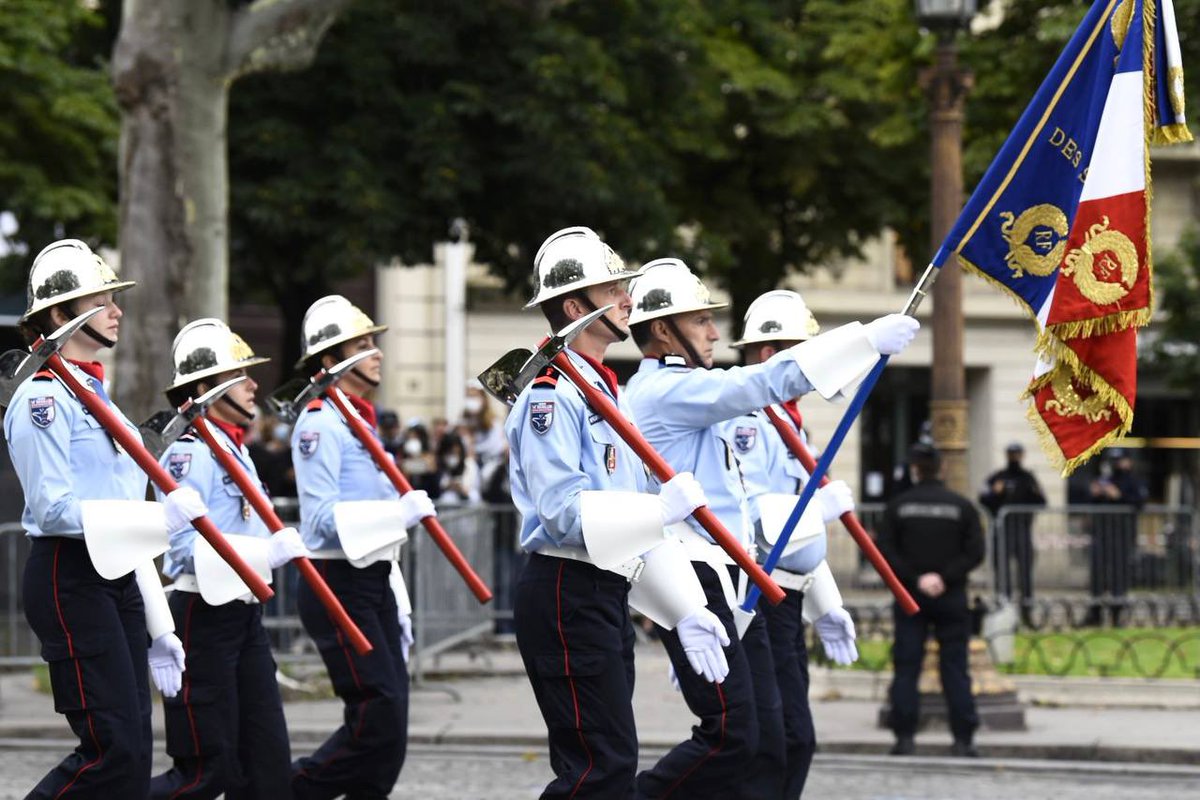 SecCivileFrance's tweet photo. #14Juillet : au tour des 77 sapeurs-pompiers du @14BSPF et 77 élèves officiers de l’@ENSOSP de défiler ! 
ℹ️ Le 14e bataillon des #sapeurspompiers de France rassemble cette année des sapeurs-pompiers des 20 départements de la Zone Ouest. https://t.co/SmPQVpKV4d
