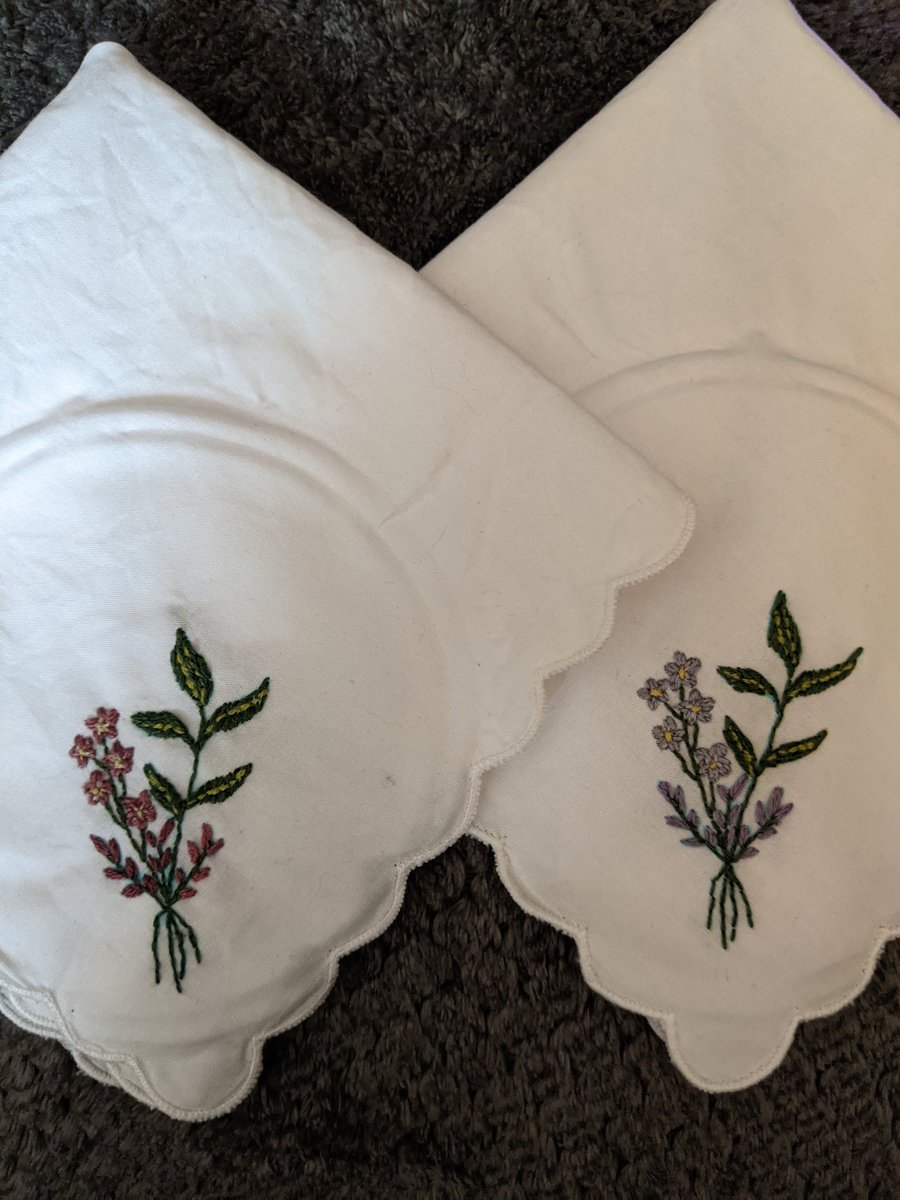 tsilevon's tweet photo. I had the pleasure of embroidering these two handkerchiefs for a friend to have at a wedding. Smallest embroidery I've done so far, but I am very proud of it!
Have a commission like this in mind? Let me know, I'll see if I can help!
---
#Handmade #embroidery #NonbinaryCreator https://t.co/SSvLaT4PQl
