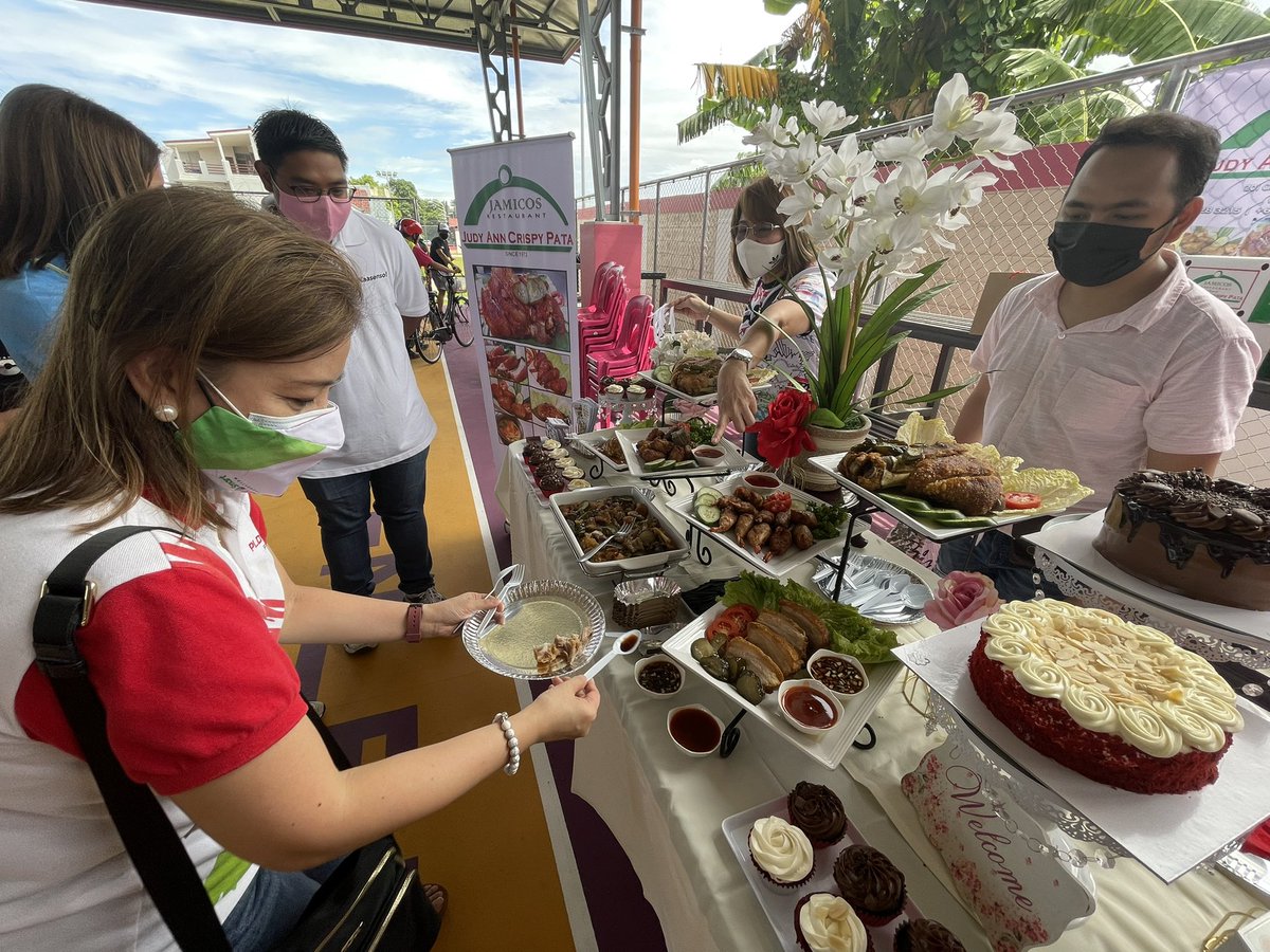 gretchenho's tweet photo. Siyempre hindi namin pinalagpas ang pagkain ng Malabon. Everybody.. happy :)) #BikeforLivelihood 🚲🍝 https://t.co/nIthWyu4vU