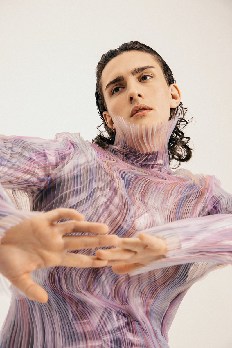 Hi #InternationalNonbinaryDay here are some pics from a recent shoot where I felt gloriously ‘other’✨
I am both all and nothing, in the middle and outside, limitless and liminal, secure and free. I am me 💖