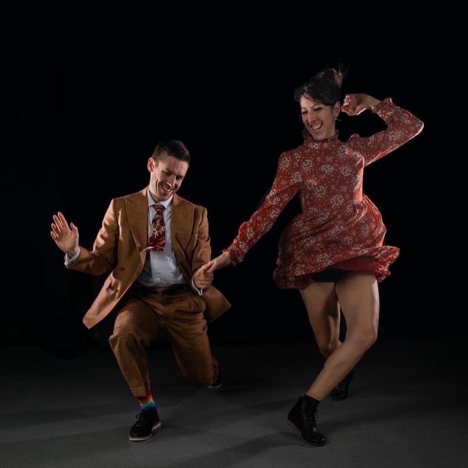 [STAGES DE DANSE SWING] 💃🕺  

Plutôt Lindy Hop ou Solo Charleston ? A moins que vous osiez l'effeuillage burlesque...?  Total débutant ou de niveau confirmé, cette année encore il y en aura pour tous ! 

Inscrivez-vous dès maintenant aux cours de danses rétro !