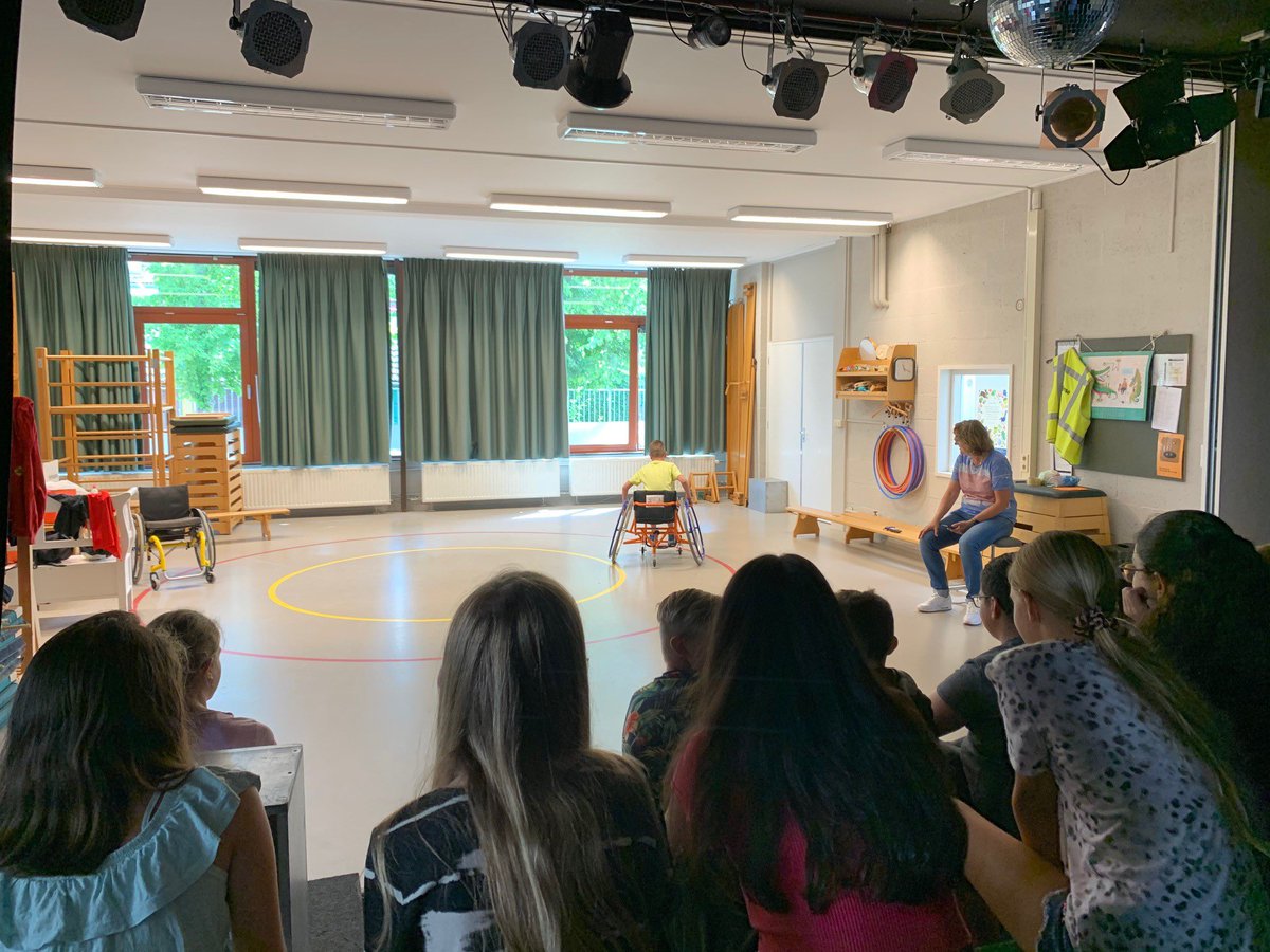 TU-onderzoeker Rienk van der Slikke bezocht in het kader van Olympisch Delft de Rembrandtschool. Daar vertelde hij de kinderen hij een rolstoelsensor voor sporters ontwikkelt. Bijna alle kinderen wilden ervaren hoe het is om een rolstoelsporter te zijn.🧑‍🦽
tudelft.nl/2021/wijstad/o…