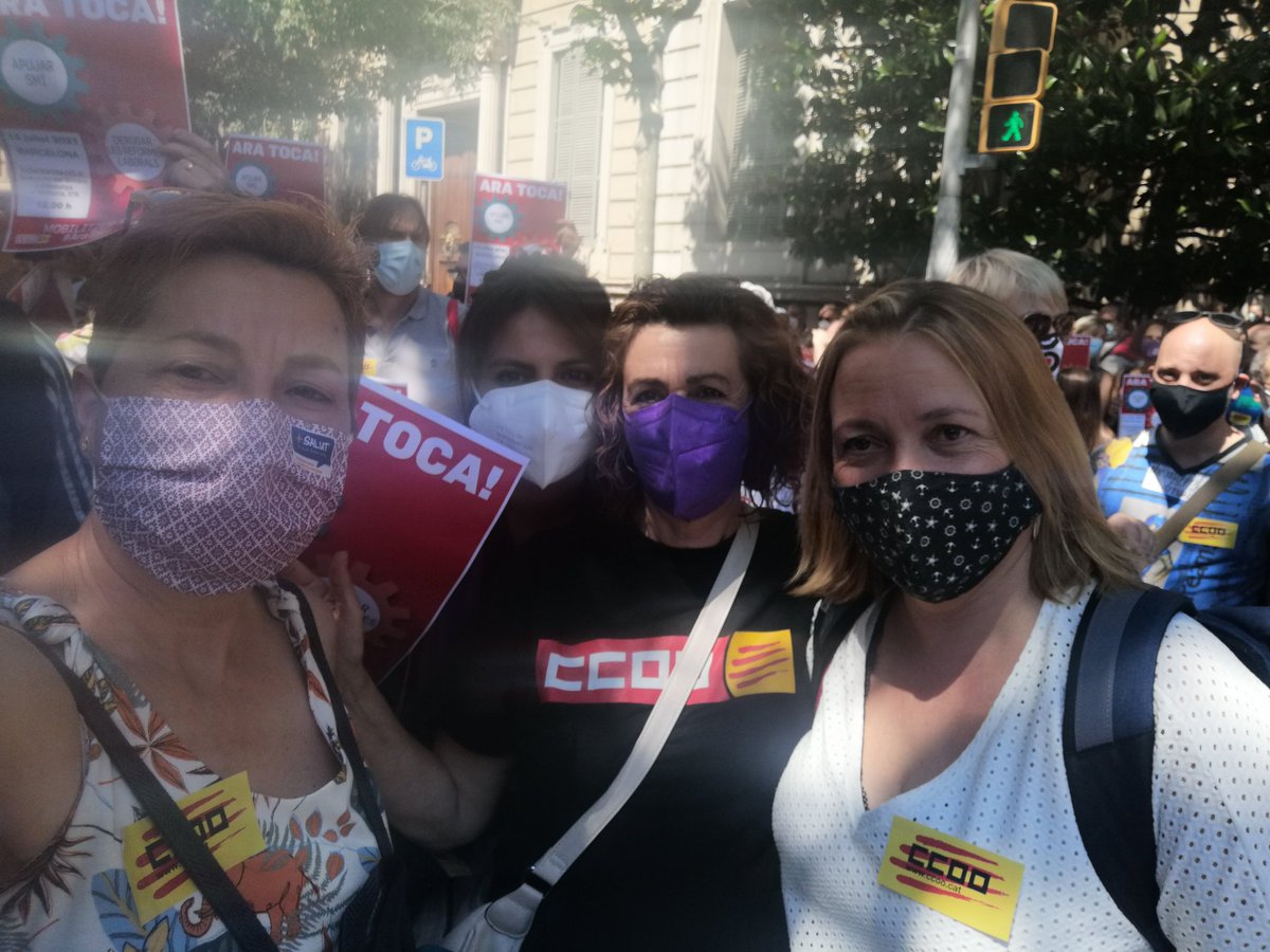 Emaciasro's tweet photo. Avui a #Barcelna ens concentrem els sindicats.
Dones i homes de @ccoocatalunya reivindequem davant de la Delgació de #Govern
#AraToca
📌 Apujar l'SMI, sense més dilació.
📌 Derrogar les reformes laborals https://t.co/vnBuZqypnr