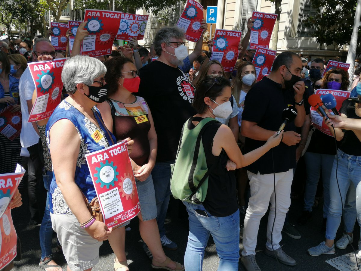 Emaciasro's tweet photo. Avui a #Barcelna ens concentrem els sindicats.
Dones i homes de @ccoocatalunya reivindequem davant de la Delgació de #Govern
#AraToca
📌 Apujar l'SMI, sense més dilació.
📌 Derrogar les reformes laborals https://t.co/vnBuZqypnr