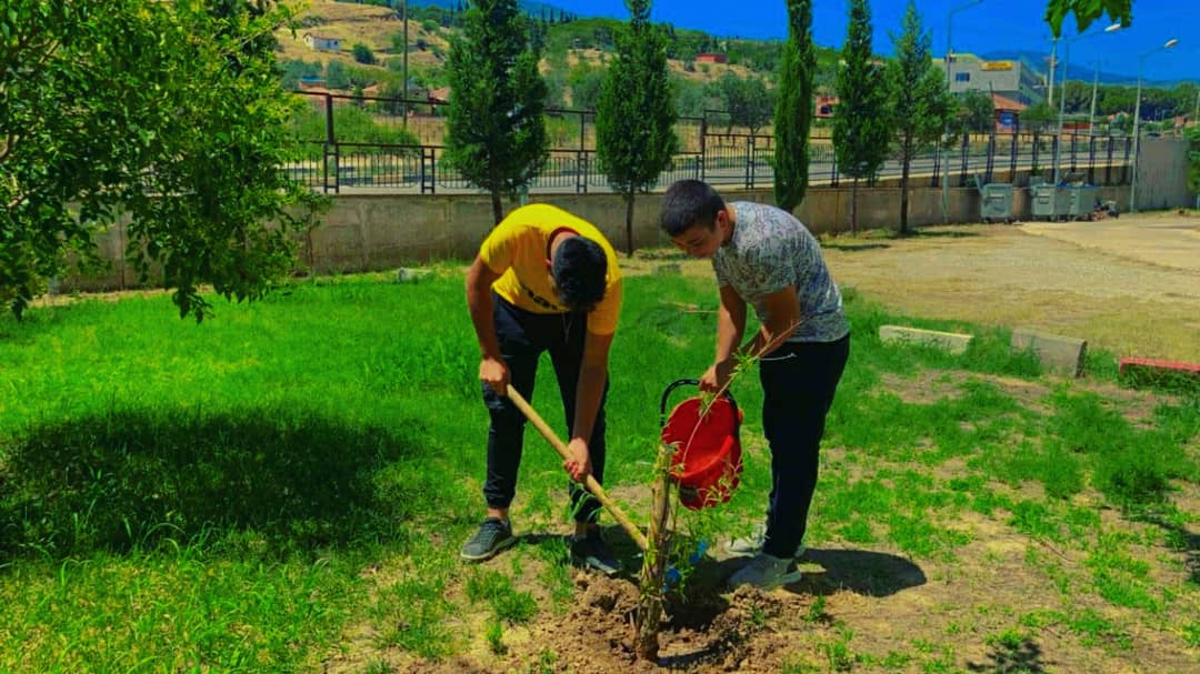 kocakbey45's tweet photo. #Telafidebendevarım kapsamında Fidan Dikim Etkinliği gerçekleştirdik. Fidanlarımızı diktik ve diğer ağaçlarımızın bakımını yaptık. 
@ziyaselcuk
@mdikici45
@gunes4545
@alasehirmem
@alasehirataturk
@zekibey4545
@abdullahucgun33 
@yasemor_yasemin https://t.co/TB8tCnmu8b