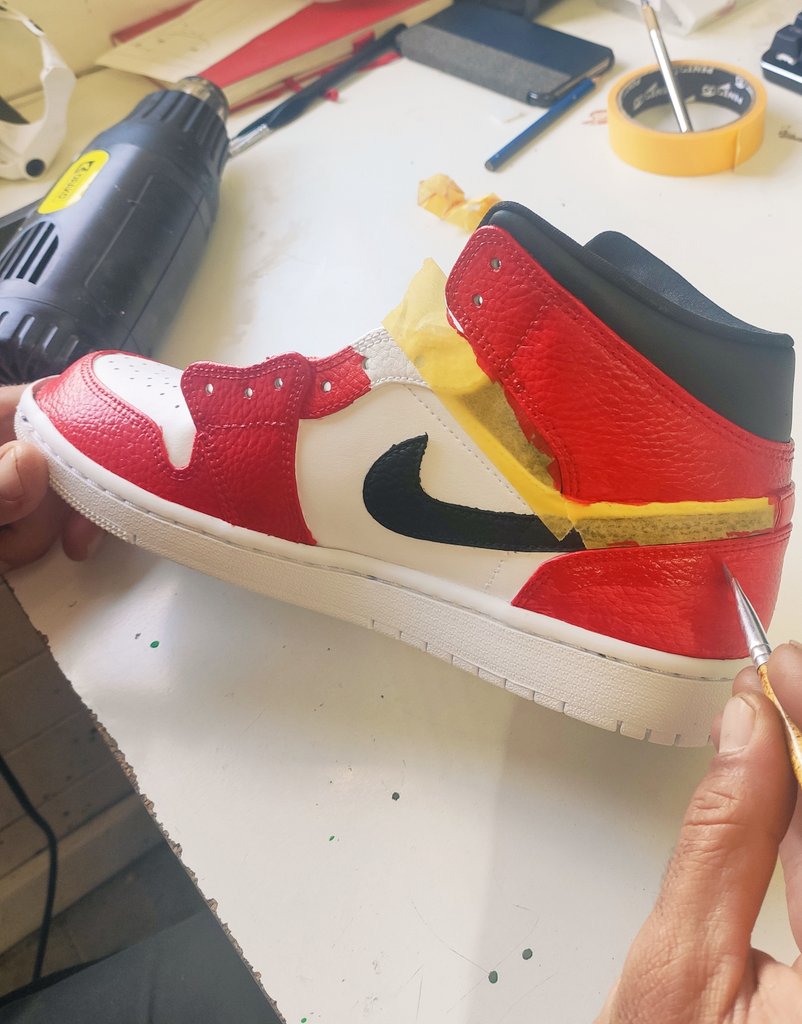 SynestesikWorks's tweet photo. Proyecto "Jordan Syrup Explosion" para #GalerieSakura (París). 💪
Después de modificar, descoser y agujerear la zapatilla para integrar el sirope, procedemos a pintarla al estilo clásico de las #Jordan1. Reproducción del modelo más icónico de los 80s.💣👟 https://t.co/VcSiI4xnd6