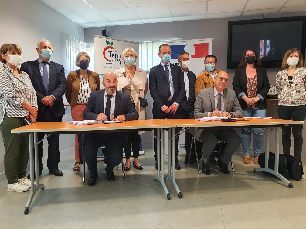 C_MorinDesailly's tweet photo. A l’invitation d’@OBureaux presudent de @TerroirdeCaux , j’ai eu le plaisir d’assister cette semaine à la signature du #CRTE, le Contrat de relance et de transition écologique, entre @Prefet76 et la communauté de communes, en présence de nombreux élus . https://t.co/x0pMVkkcCs