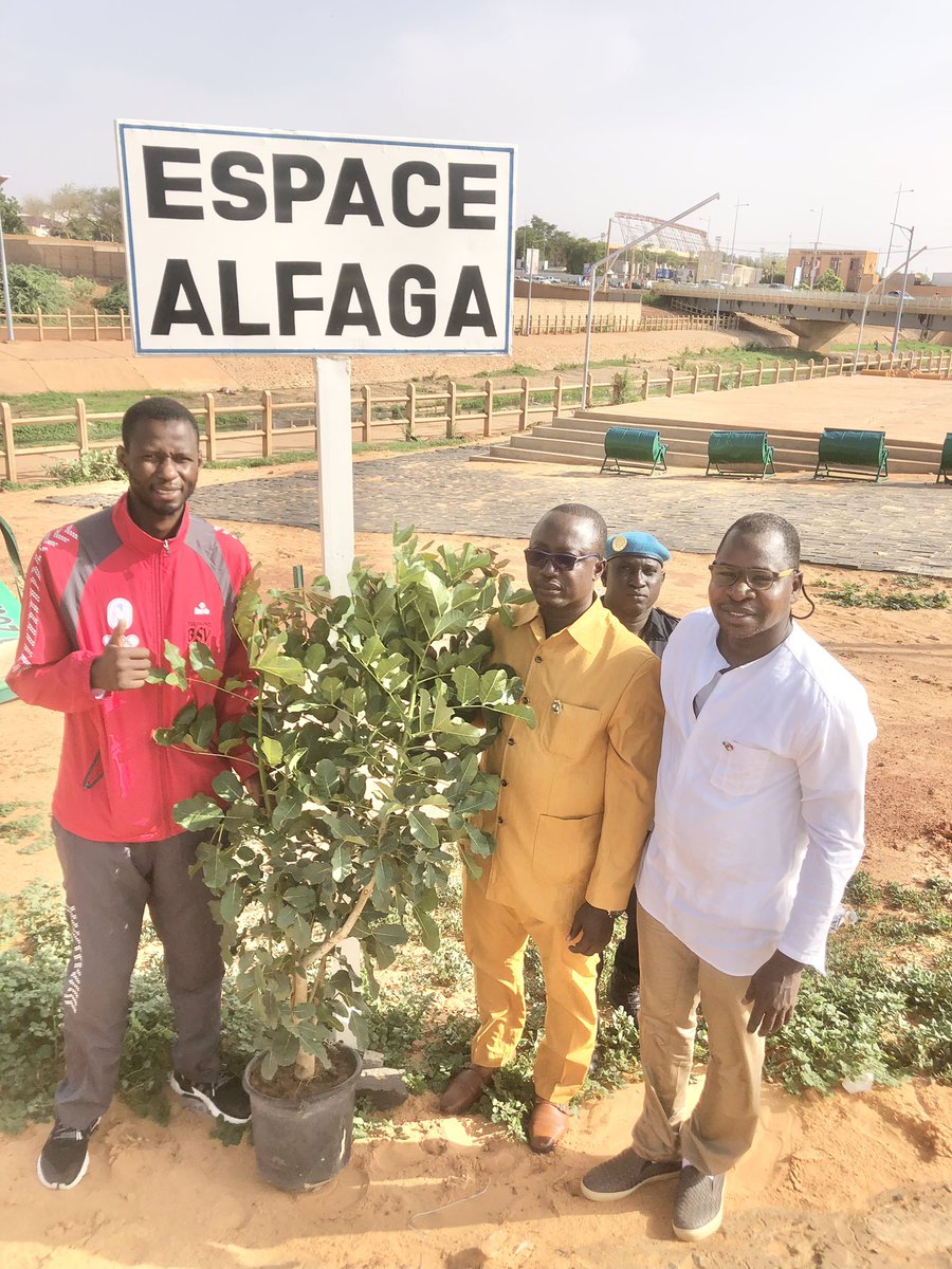 Il a tout donné à son pays,un espace public lui a été dédié par la @NiameyNyala&amp;nous avons décidé de rendre la place+agréable en plantant des arbres tout autours+50 arbres.Vous pouvez aussi nous joindre le 31 juillet 2021 EspaceAlfaga.We’re all champions💪🏿
facebook.com/1014939603/pos…