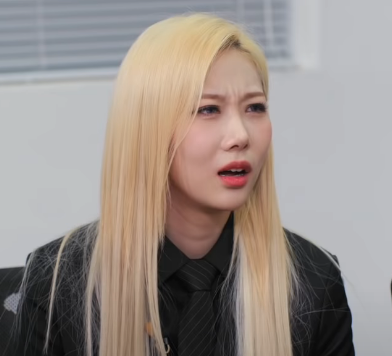 insomnicsy's tweet photo. HELP THEIR FACES WHEN YOOHYEON SAID "You're on the bus and you peed in your pants" DFSKDFK https://t.co/sN8jkktg5N
