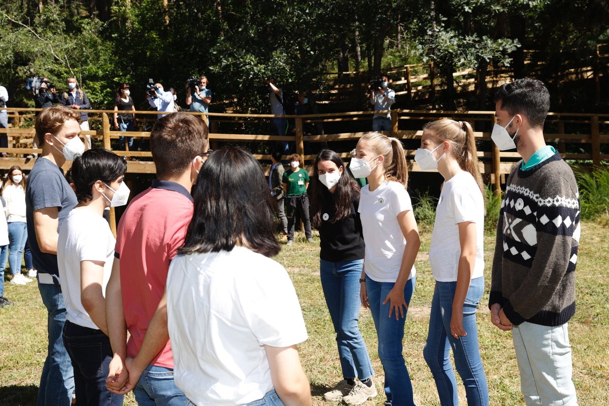La Princesa de Asturias y la Infanta Sofía, participan en el acto del Programa Europeo #UnÁrbolporEuropa, una campaña de la Oficina <a href="/parlamentoUE/">Parlamento Europeo (cuenta archivada)</a> en España y <a href="/Equipo_Europa/">Equipo Europa</a> para concienciar sobre la lucha contra el cambio climático.
➡️casareal.es/ES/Actividades…