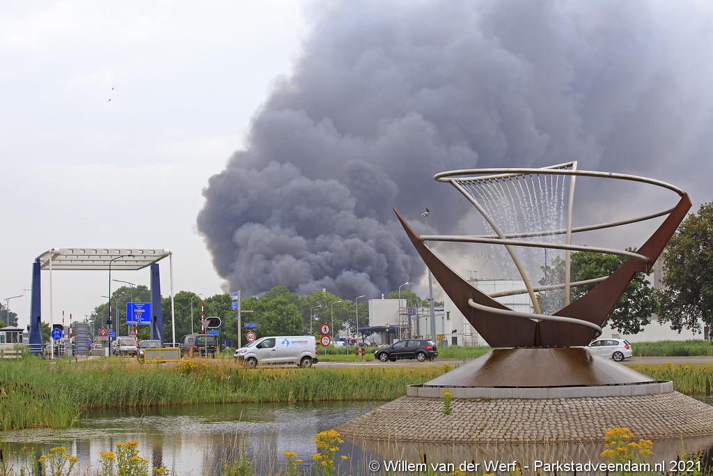 Groothandel Vihamij Veendam verwoest door grote brand