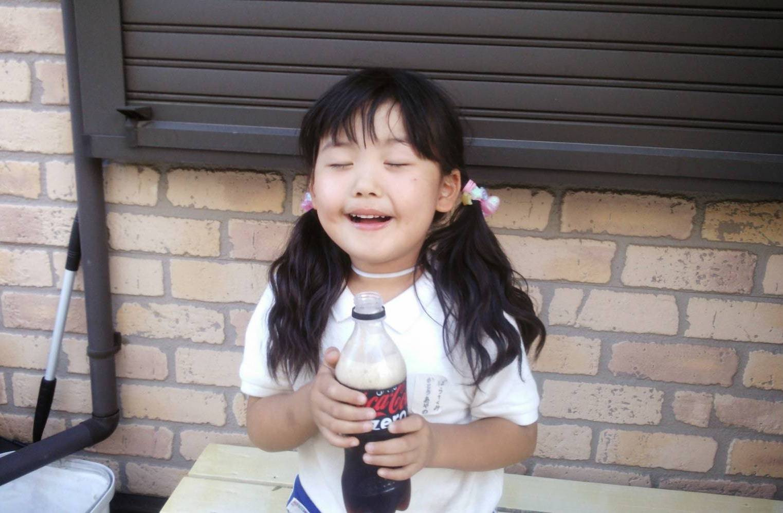 Ayano 5歳の時の写真だよ スポーツクラブの帰り 頑張ったごほうびにいつもcolaを買ってもらうのが嬉しかった コカコーラ コーラ T Co Gifrghvc87 Twitter