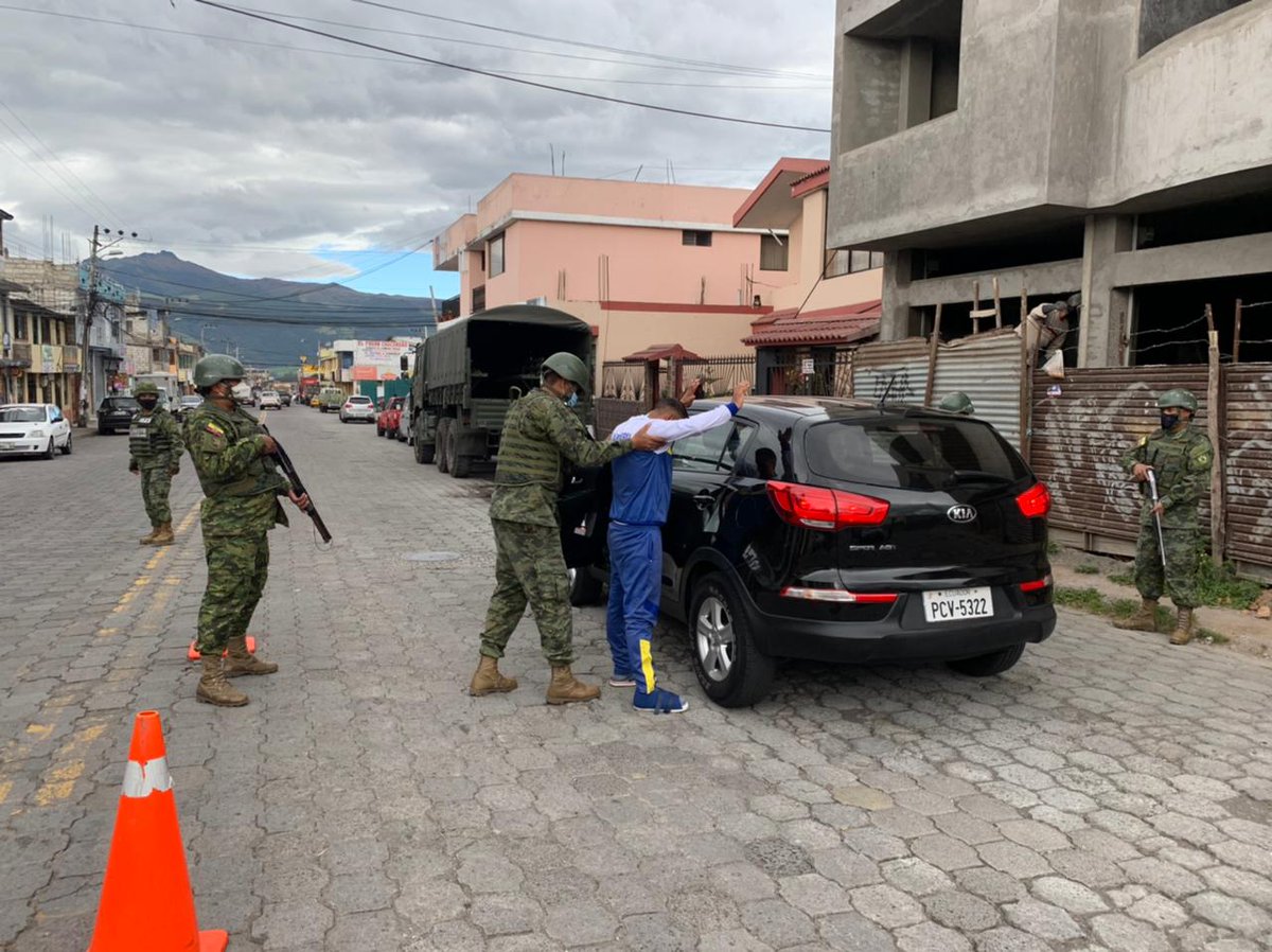 FFAAECUADOR's tweet photo. #Pichincha| Las Fuerzas Armadas realizaron operaciones de control de armas, municiones y explosivos, en el sector de Machachi, con la finalidad de proporcionar seguridad a la ciudadanía. #FFAACAMEX https://t.co/tLvZLkXQmQ