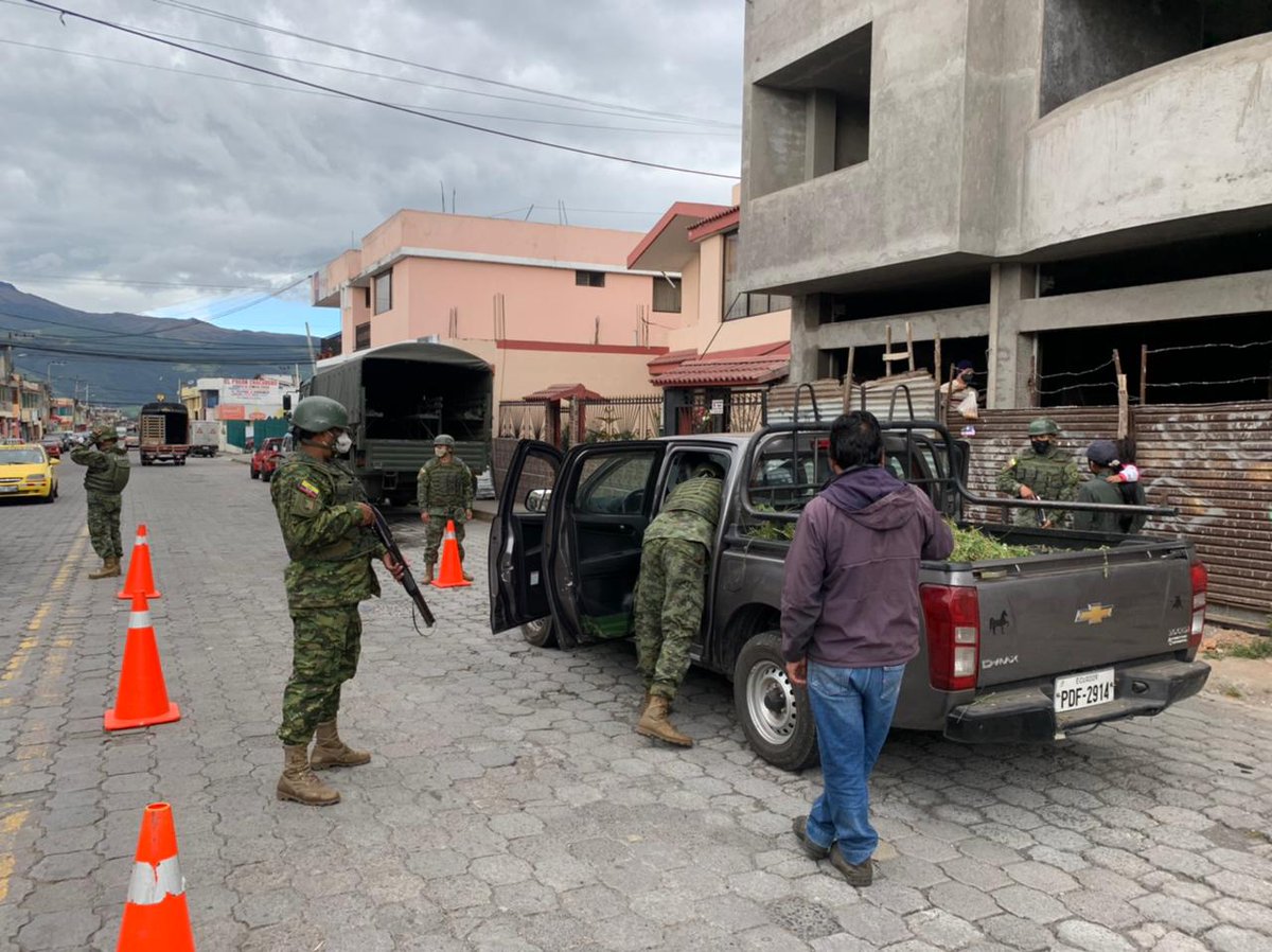 FFAAECUADOR's tweet photo. #Pichincha| Las Fuerzas Armadas realizaron operaciones de control de armas, municiones y explosivos, en el sector de Machachi, con la finalidad de proporcionar seguridad a la ciudadanía. #FFAACAMEX https://t.co/tLvZLkXQmQ