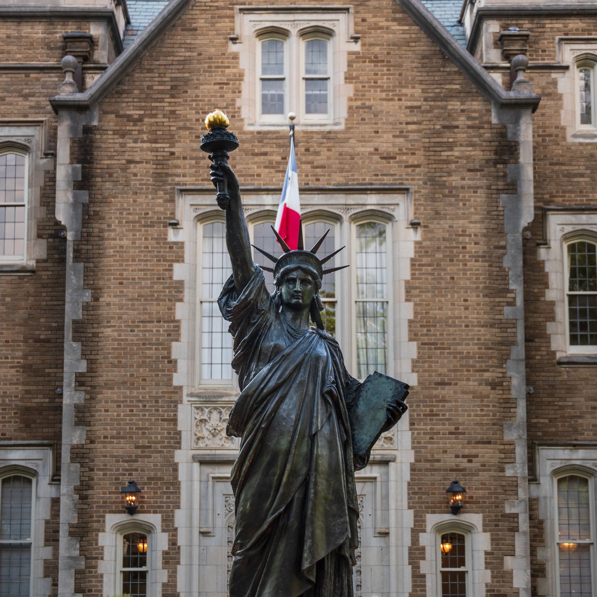 On the French National Day, #Liberty2021 has reached her US home at the French Residence. We can think of no better way to honor the past, present and future of 🇫🇷🇺🇸 friendship. All we can say is #ViveLaLiberty! #14juillet #BastilleDay