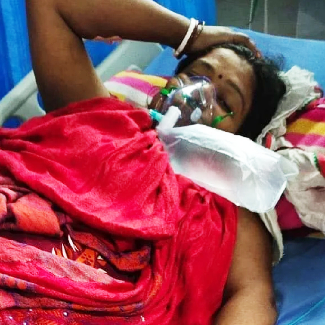 ketto's tweet photo. "I lost my father to #COVID19 &amp; now my mother is battling COVID Pneumonia. Her condition is critical &amp; she is on 70-80% ventilator support. I cannot afford her medical expenses &amp; request you all to please help us."

To support: https://t.co/3D3WKdi5Gz https://t.co/yOQPb4em9h