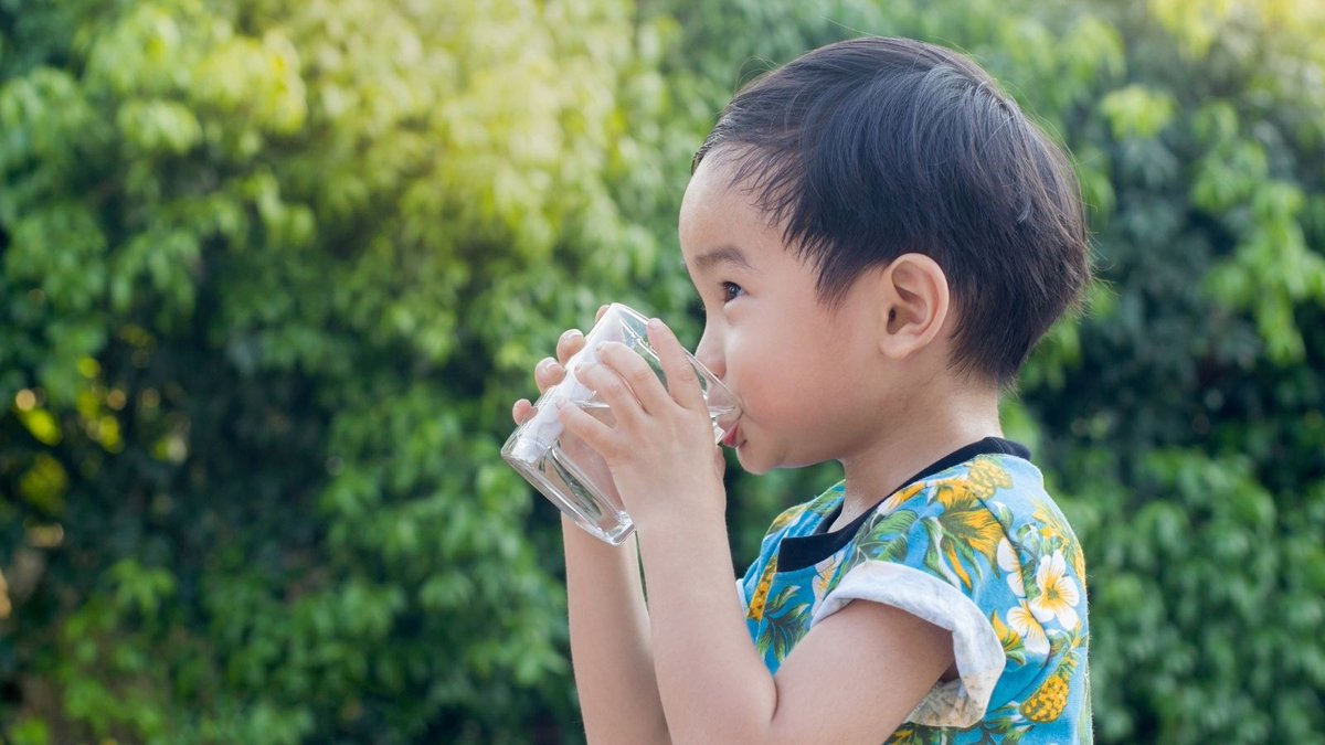 EcoSchoolsCAN's tweet photo. You can take the Great Gulp all year! Drink clean tap water from a reusable water bottle or drink container to reduce plastic waste. Stay hydrated this summer and keep single-use plastic out of landfills! #PlasticFreeJuly https://t.co/1s7cR66ksz