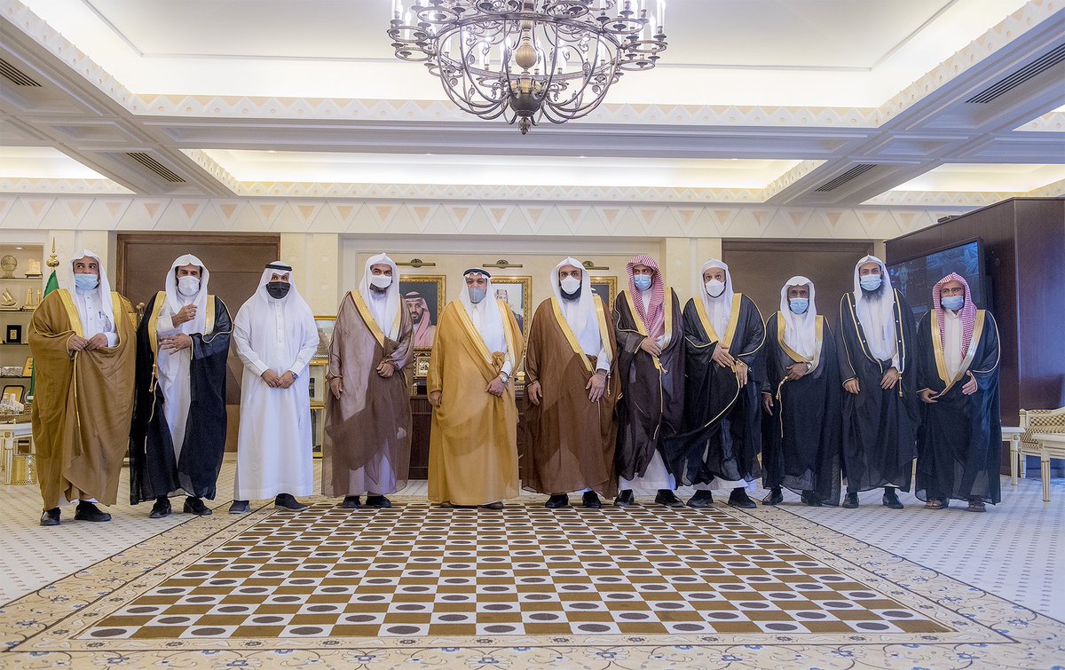 اطلع سموه على الدليل الإرشادي لإعادة هيكلة الموارد البشرية طبقا لبرنامج الملك سلمان لتنمية الموارد البشرية..
 
سمو #أمير_القصيم يتسّلم التقرير السنوي للرئاسة العامة لهيئة الأمر بالمعروف والنهي عن المنكر <a href="/PvGovSa/">رئاسة الهيئة</a>.