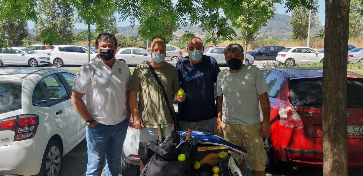 Avui hem fet entrega de material esportiu  a #JordiBartrés, tècnic d'esports al centre penitenciari de Quatre Camins, on utilitza l'esport com a eina d'integració i inclusió. #esportambvalors #valors #integracio #materialesportiu #tenis #voluntarisESI