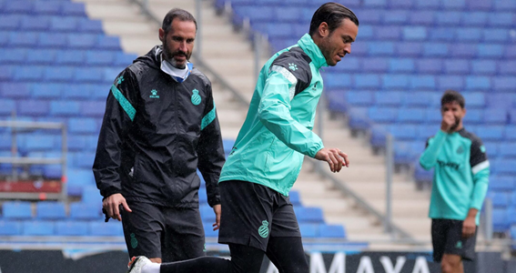 Pacheta21's tweet photo. 3- VICENTE MORENO: “Mai he tingut una relació tan bona amb un entrenador com amb ell”.
Vam veure al #RCDEInside com ha aconseguit l'equilibri entre exigència i comprensió. RDT se sent recolzat i protegit però alhora sap que VM li demanarà més sacrifici en favor del conjunt. https://t.co/Kj7VBLBj1Z