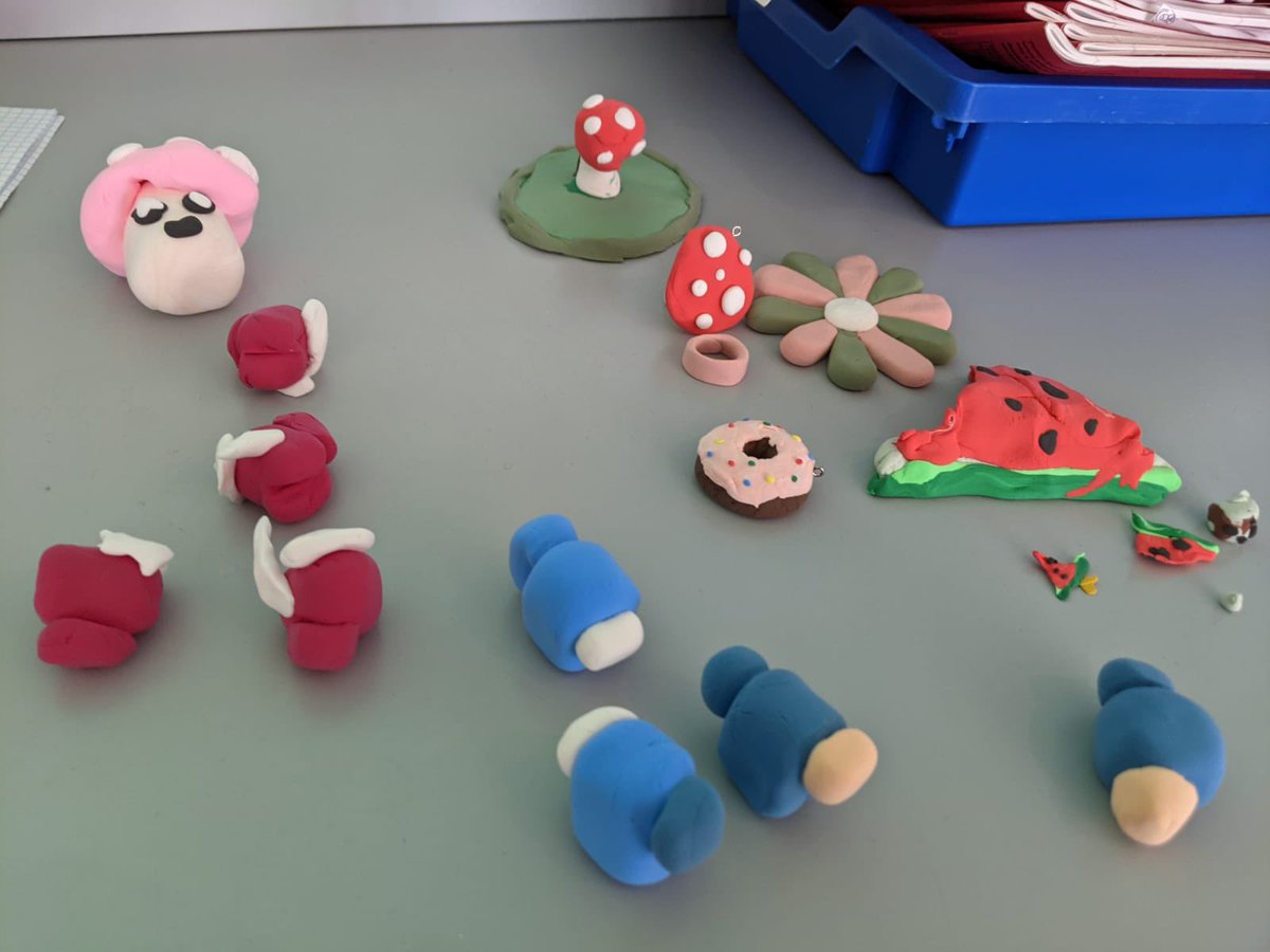 OrielHighSchool's tweet photo. Beautiful work from our students today; making felt bags, bracelets, bath bombs and key rings #CreativeTimeOut #Skills #ActivitiesWeek2021 https://t.co/TWLtKfRNGZ
