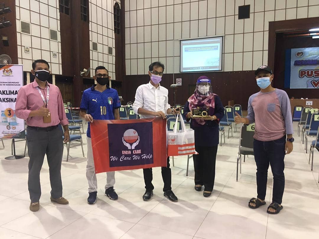 UnitenK's tweet image. Rabu, 14 Julai 2021

Sesi penyampaian sumbangan 30 katon air mineral dan 20 kotak face mask daripada UNI10 Care kepada petugas kesihatan, frontliners dan sukarelawan yang bertugas di PPV Muadzam Shah, Pahang. 

"We Care, We Help"

#KITAJAGAKITA #kitabersama #uni10care #KitaUNITEN