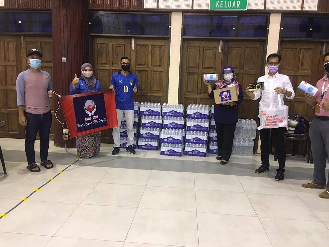 UnitenK's tweet image. Rabu, 14 Julai 2021

Sesi penyampaian sumbangan 30 katon air mineral dan 20 kotak face mask daripada UNI10 Care kepada petugas kesihatan, frontliners dan sukarelawan yang bertugas di PPV Muadzam Shah, Pahang. 

"We Care, We Help"

#KITAJAGAKITA #kitabersama #uni10care #KitaUNITEN