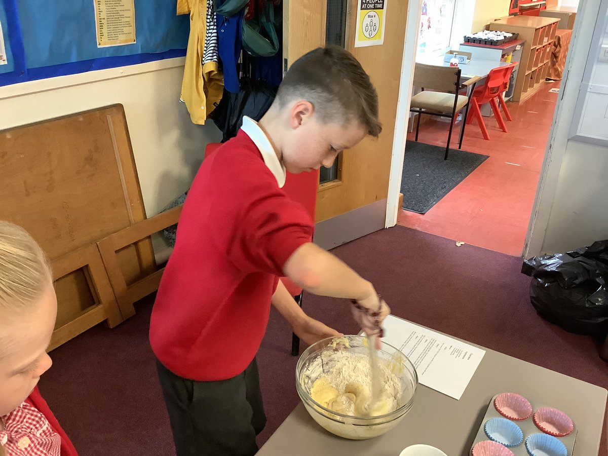 LordsgateCE's tweet photo. Year 4 planned an end of year picnic and fun day, we baked our own cakes to eat at the picnic! #lordsgatepassport #lordsgateyear4 https://t.co/rstM68Nxyc