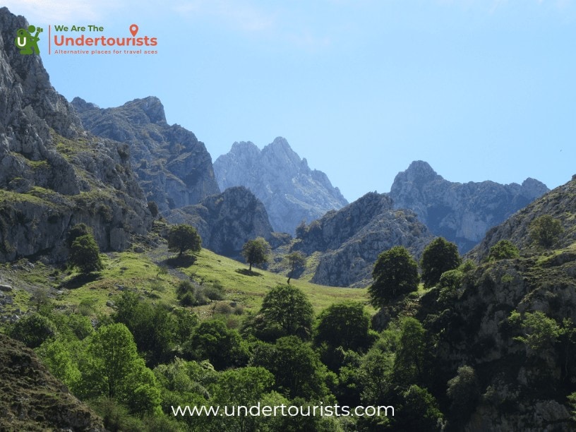 undertourists's tweet photo. LOVE these soul-stirring multi-day #hiking trails from @hyperphelan in @NatGeoTravel.
If you're after a 1 day trail, our top pick is the Ruta del Cares in the stunning #PicosdeEuropa.
>https://t.co/uRbCsNP5TB
@Spain_inUK #SpainWays #Spain @TurismoAsturias #nature #travel https://t.co/LftZ5mVb7r
