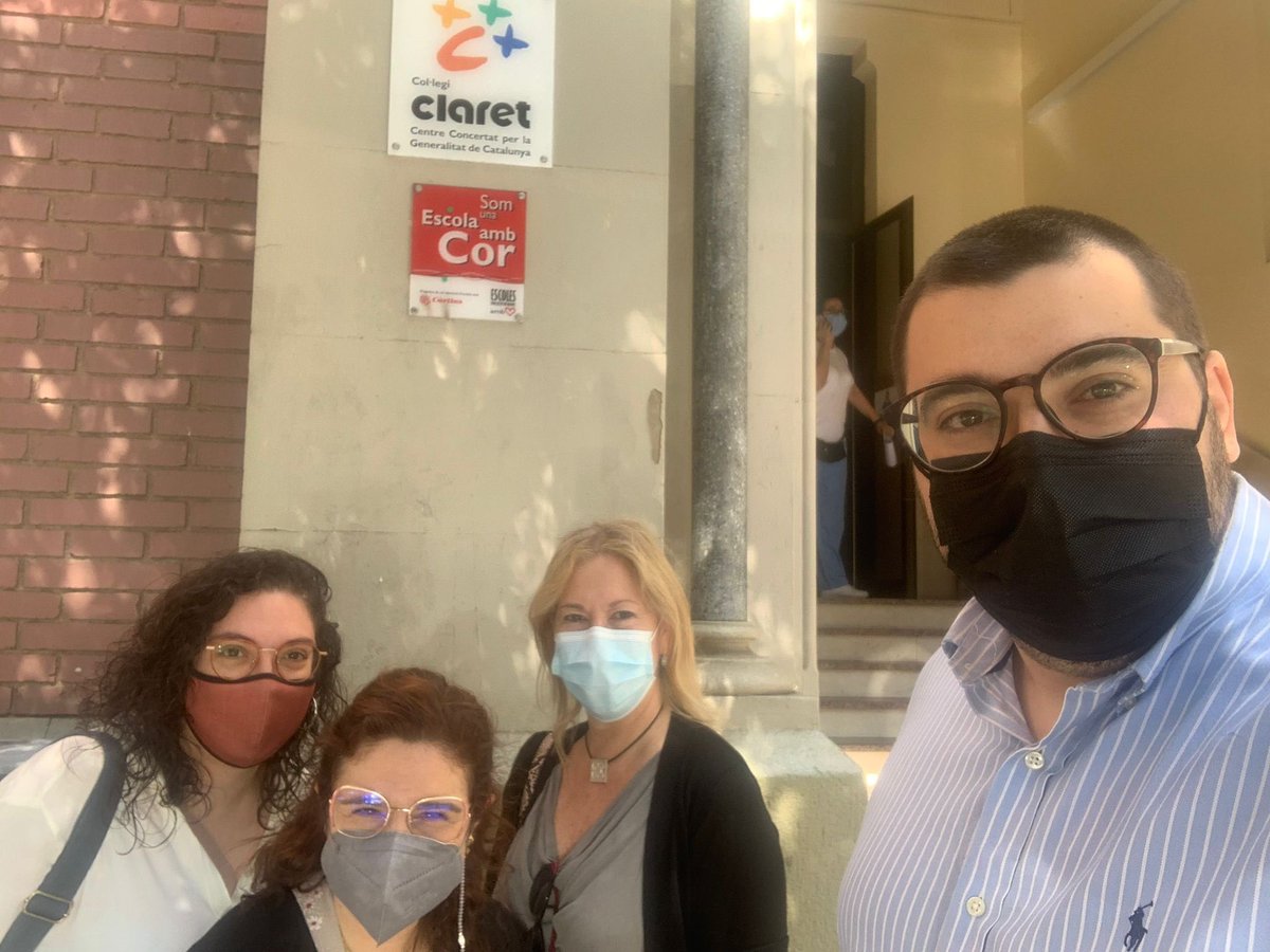 neusmunte's tweet photo. Reunió amb l’equip directiu de l’Escola @claretbarcelona , centre concertat del barri de Camp d'en Grassot. 150 anys de servei la configuren com una escola innovadora i de referència. Hem comprovat el gran esforç fet durant els dos darrers cursos i compartit reptes de futur. https://t.co/dBR5hBKLNP