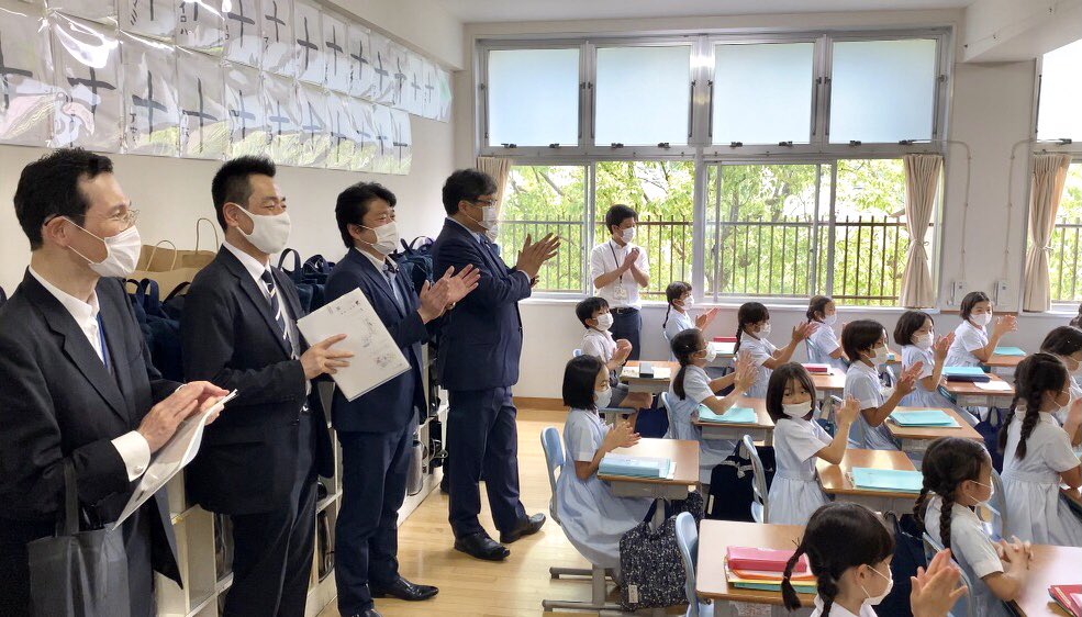 山本ともひろ 本日 地元の鎌倉にある清泉小学校に萩生田光一文部科学大臣が 視察に来られることになり 地元選出の議員としてお出迎えと同行させて頂きました 児童の授業の様子や彼らが飼育している羊と触れ合う機会も 大変勉強になりました