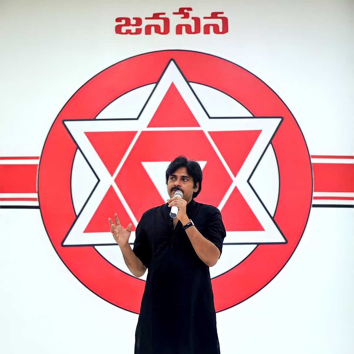 AlwaysTeju07's tweet photo. Forever and Ever... We all are with you Leader.. Keep inspire us and empower us..❤️
#AdvanceHBDJanaSenani
@PawanKalyan || #JanaSenaParty
#PawanosthawamOnTheWay https://t.co/7Dw46nkm7E