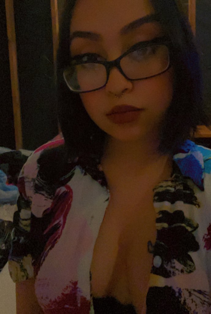 SaffronnLove's tweet photo. Feeling real bitchy today 🥴 so how about I take a break from #sellingcontent today and maybe get back into #findom ?? 🤷🏻‍♀️ https://t.co/H0y7TzjXw0