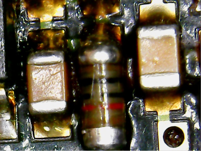 ITelectroniclab's tweet photo. correct smd capacitor / damaged smd capacitor #electronics #troubleshooting #itelectroniclab #pcb #digital_microscope https://t.co/BAldAhIpjW