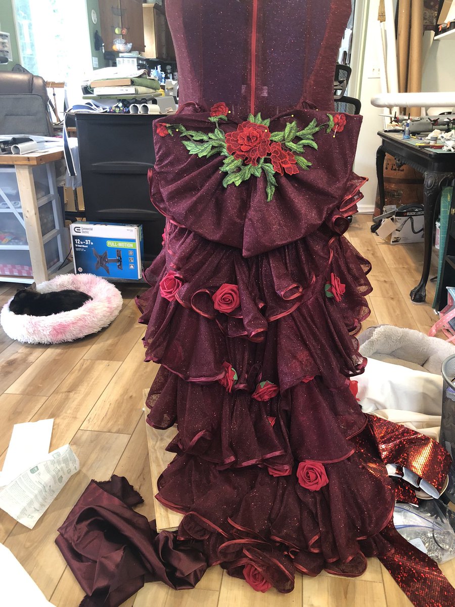 ThatDamnAimie's tweet photo. Some Victorian Aerith vibes for hump day.
#cosplaysewist #cosplaycomissioner #alternativecosplay #cosplaycouture #ffvii #FFVIIRemake #ffviiaerith #aerithcosplay #AerithGainsborough #finalfantasy #finalfantasyvii #squareenix https://t.co/FCd3Tdxrba