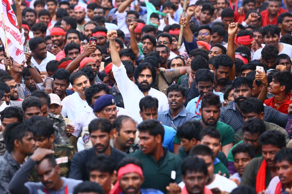madhuri_pspk_'s tweet photo. Leader💥💥

@PawanKalyan
#AdvanceHBDJanaSenani https://t.co/BxOlTBdASV