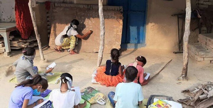 पाबंदियों के बंधनों से आखिर कब तलक सिमट पाएंगे..!
दरिया-ए-तूफ़ानी हैं हम, यक़ीनन नई राहें बनाएंगे..!!

~ अज्ञात