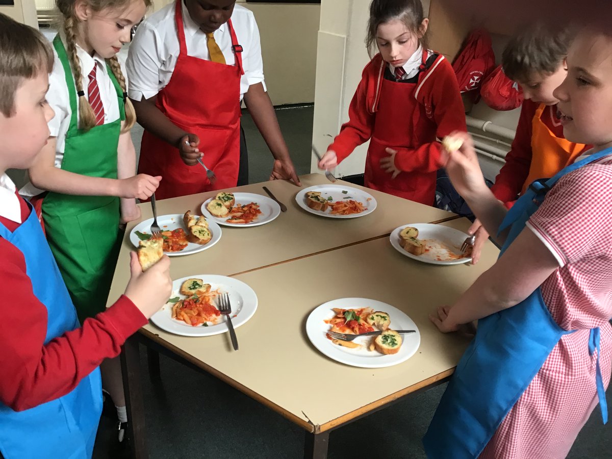 SimmsCrossY3_4's tweet photo. At Simms Cross the children really enjoy our after school clubs. Some of the year 3 and 4 children have enjoyed cooking club. We made a lovely pasta and tomato dish and also made fresh garlic bread. The results were delicious. #SimmsExtraCurricular https://t.co/r8YrjnG6G2